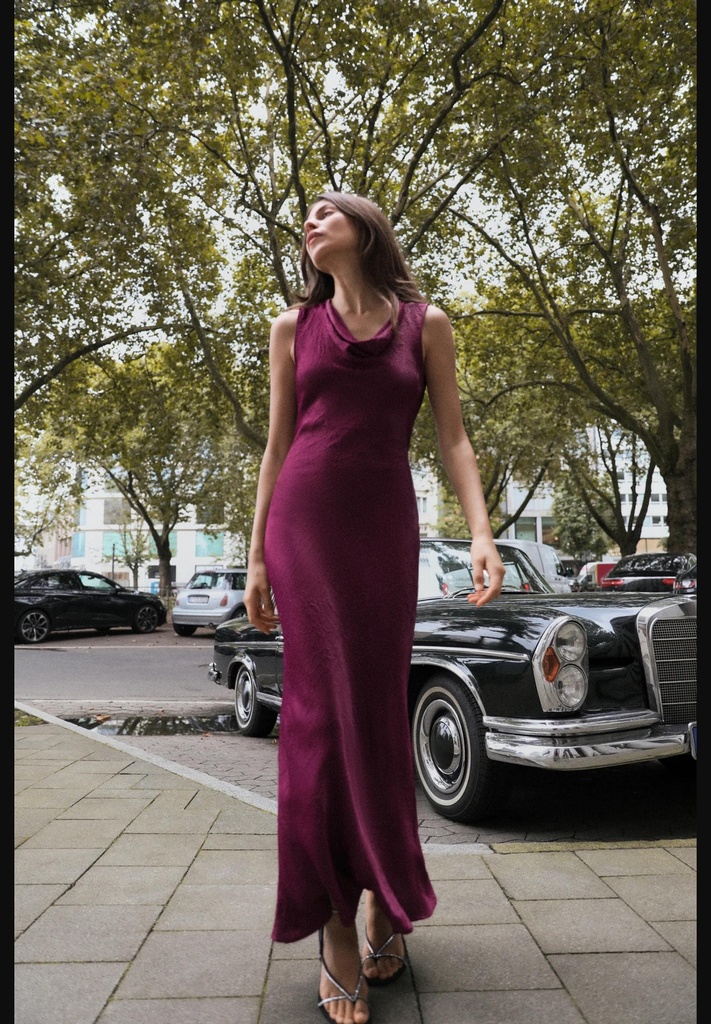 Атласное платье с вырезом на спине ZARA 1165/180