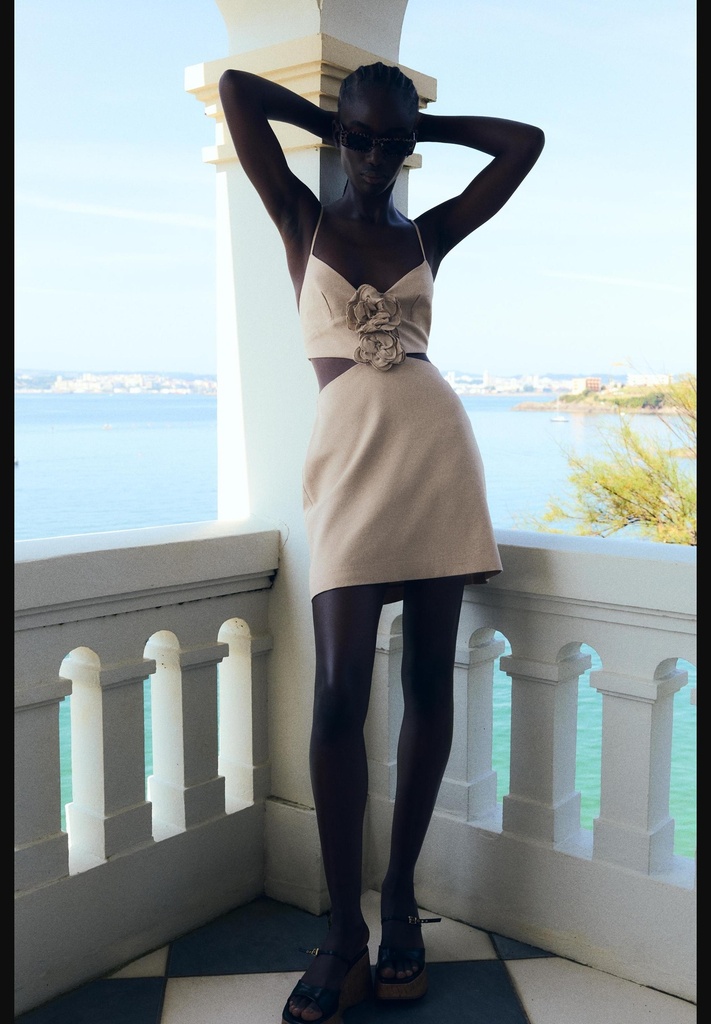 Платье с вырезами в виде цветочных орнаментов ZARA 0881/354