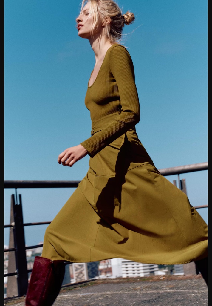 Платье с деталями в тон и пряжками ZARA 4770/649